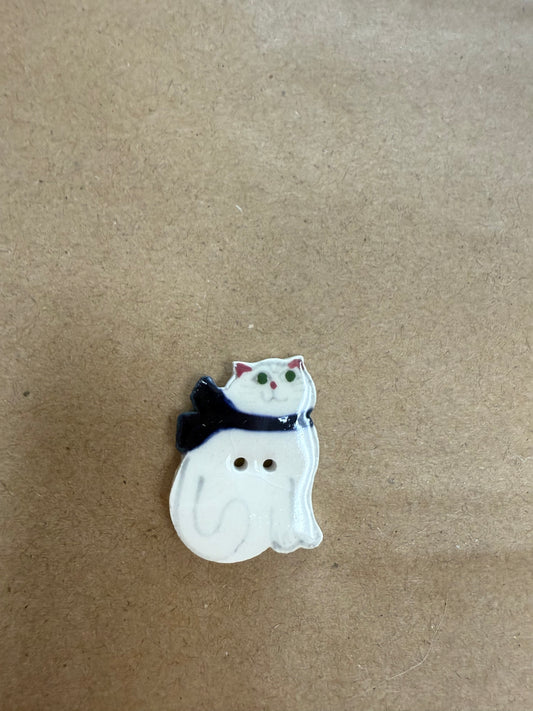 Cat, white w/navy bow porcelain button